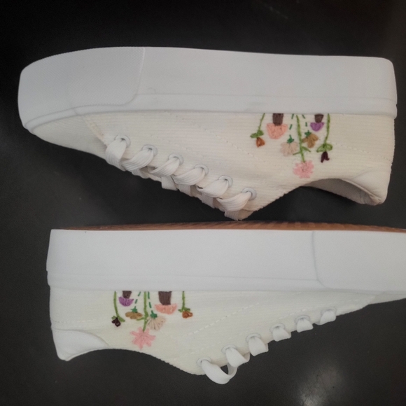 Embroidered platform corduroy sneaker - Picture 3 of 5